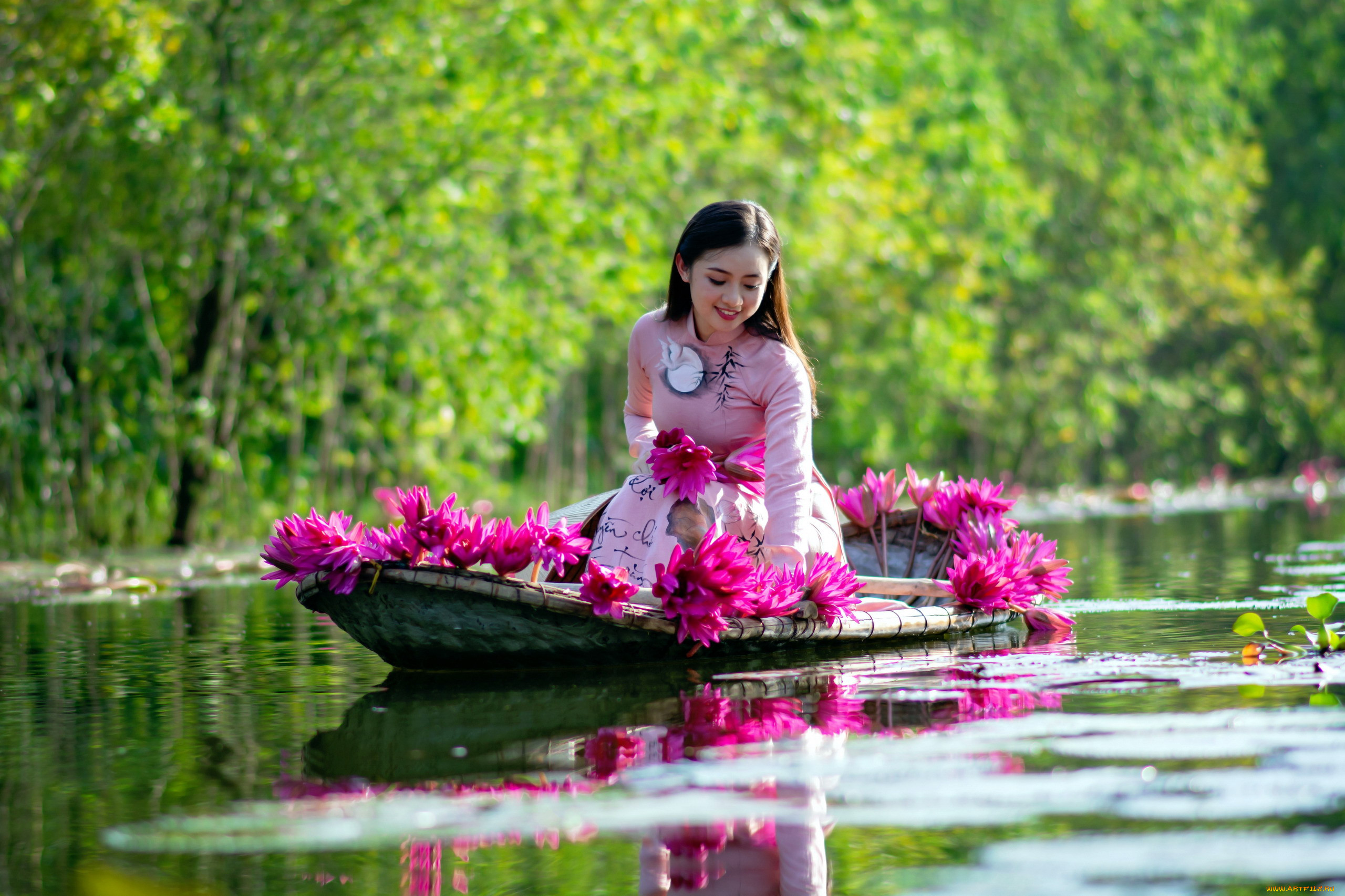 Фотосессия в лодке с цветами фото